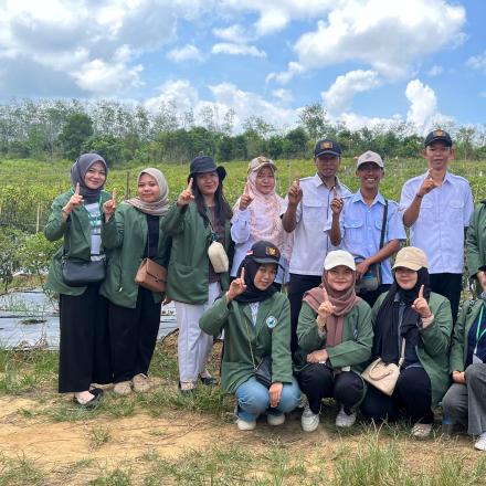 Mahasiswa KKN Universitas Borneo Lestari Kunjungi Gapoktan Berkat Maju Desa Takuti